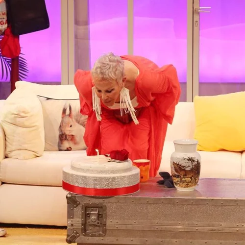 Ζωή Λάσκαρη: Γιόρτασε τα γενέθλιά της στην σκηνή του θεάτρου