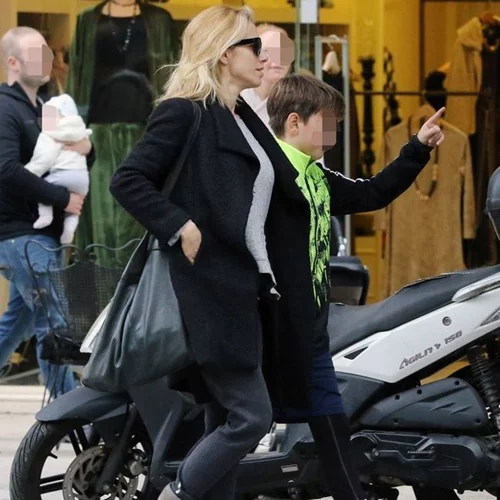 Ντορέττα Παπαδημητρίου: Βόλτα με τον γιο της στη Γλυφάδα