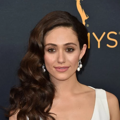 Η Emmy Rossum σου μαθαίνει τον πιο πρωτότυπο τρόπο για λαμπερό δέρμα!