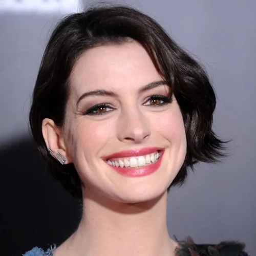 Η Anne Hathaway έβαψε τα μαλλιά της! Επιτυχημένη ή όχι η αλλαγή, εσύ θα κρίνεις..