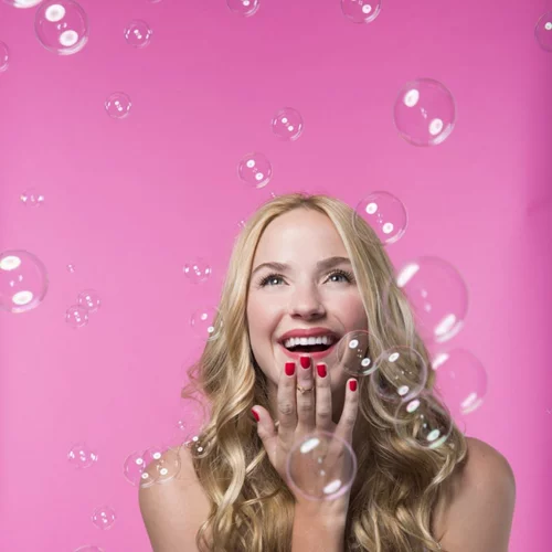 Hot Nail News: Η πρώτη θεραπεία νυχιών με χρώμα είναι γεγονός!