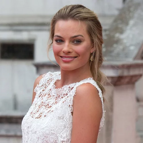 Margot Robbie: Η συγκινητική ιστορία πίσω από το νυφικό της