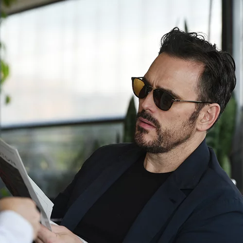 Matt Dilon: Φοράει το πιο σέξι ζευγάρι γυαλιά