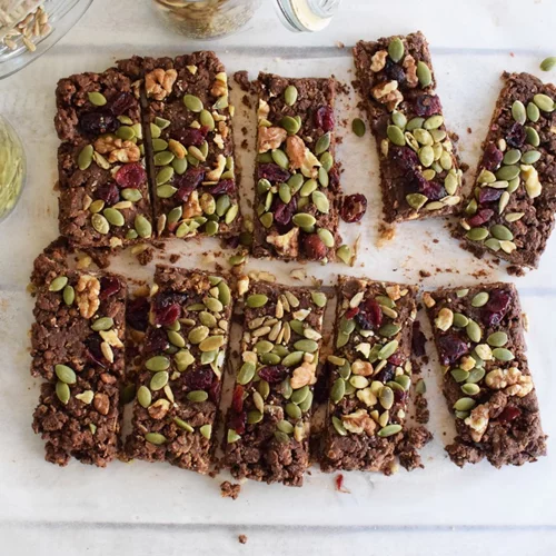 Τι να φάω για πρωινό; Μπάρες με βρώμη και καρύδια χωρίς ψήσιμο, τάρτα με σπανάκι, εύκολες φλωρεντίνες βρώμης και άλλες υγιεινές συνταγές