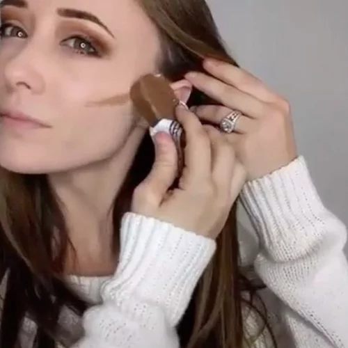 Δε θα το πιστεύεις: Αυτή είναι η vlogger που κάνει μακιγιάζ με τρόφιμα και σοκολάτες!