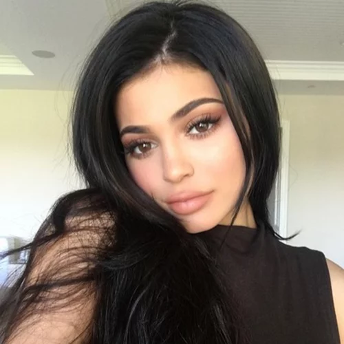 Εμφανώς μεγαλύτερα χείλη μόνο με το μολύβι χειλιών