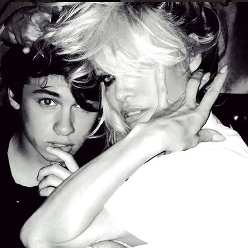 O γιος της Pamela Anderson έγινε μοντέλο και είναι ό,τι πιο σέξι έχεις δει τελευταία