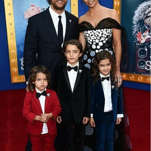 Σύσσωμη η διάσημη οικογένεια σε μια από τις σπάνιες εμφανίσεις της