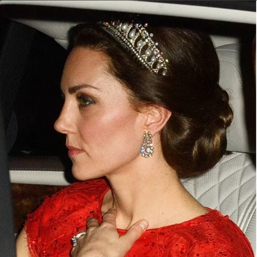H Kate Middleton φορά την τιάρα της πριγκίπισσας Νταϊάνα σε μια πραγματικά βασιλική εμφάνιση
