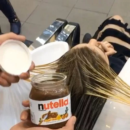 Αυτός ο κομμωτής πετυχαίνει το ιδανικό καστανό χρώμα βάφοντάς τα μαλλιά με Nutella!