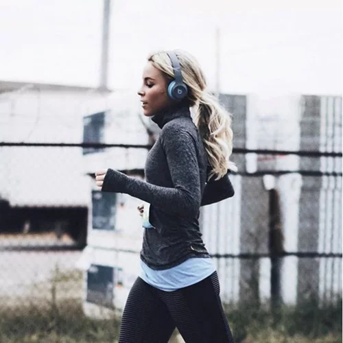 20 ανεβαστικά τραγούδια που κάνουν το τρέξιμο να μοιάζει παιχνιδάκι