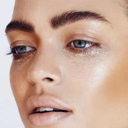 Ξενύχτησες; Δεν θα το καταλάβει κανείς! Ορίστε πώς να καλύψεις τους μαύρους κύκλους