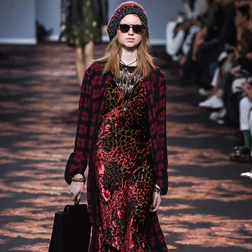 Πώς θα φορέσεις το βελούδο; 10 hot ιδέες από την πασαρέλα