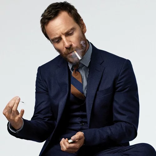 Ο Michael Fassbender λύνει και δένει στο εορταστικό Esquire Ιανουαρίου