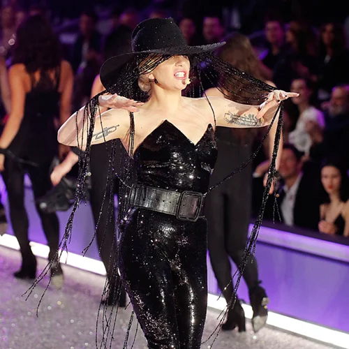 Lady Gaga: Πόσα εκατομμύρια στοίχισε το καπέλο της στο show της Victoria's Secret;