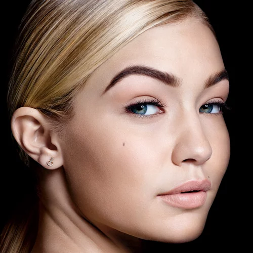 Gigi Hadid: Ολόγυμνη για τη νέα καμπάνια του Stuart Weitzman