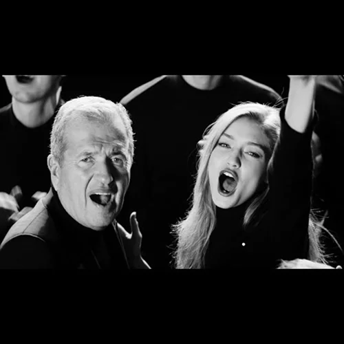 H Gigi Hadid και ο Mario Testino τραγουδούν "Feliz Navidad" (βίντεο)