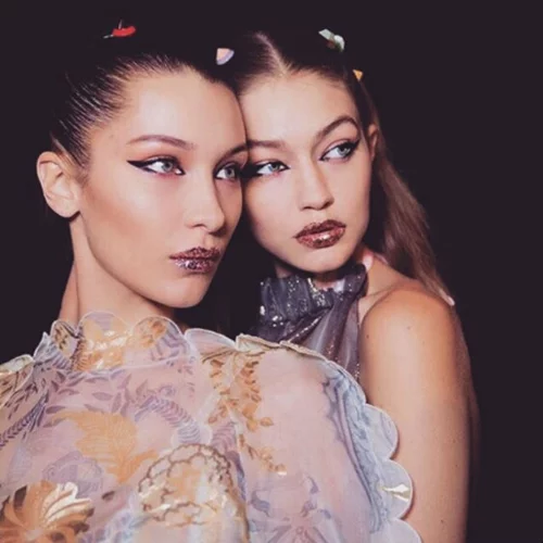 Gigi και Bella Hadid: Τραγουδούν μαζί ραπ στα backstage της Victoria's Secret