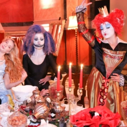 To Gin Hendrick's μας μεταφέρει στη «Χώρα των Θαυμάτων»