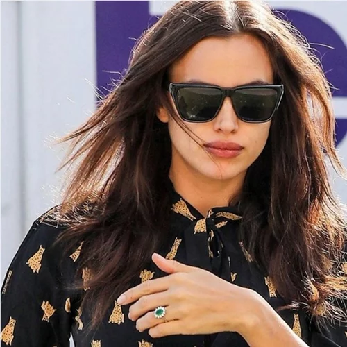 Irina Shayk: Βόλτα στην παραλία με φουσκωμένη κοιλίτσα