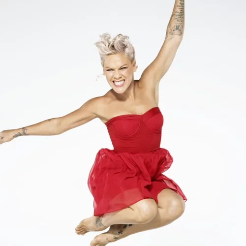 Η εγκυμονούσα Pink ποζάρει topless και η κόρη της, της αγκαλιάζει την κοιλιά!