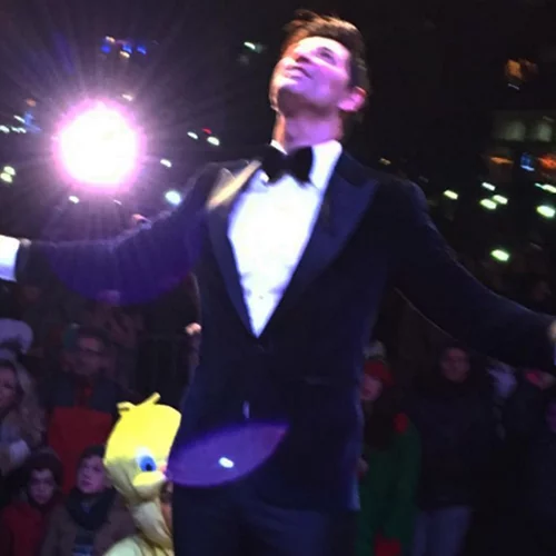 Σάκης Ρουβάς: Η μεγαλειώδης φωταγώγηση του Χριστουγεννιάτικου Δέντρου στον Βόλο!