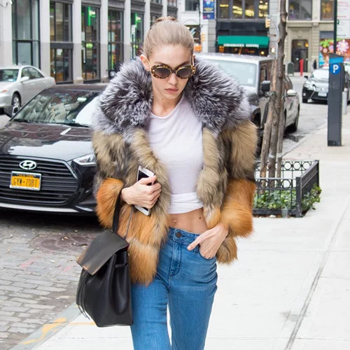 H Gigi Hadid σου δείχνει πώς να φορέσεις το τζιν παντελόνι