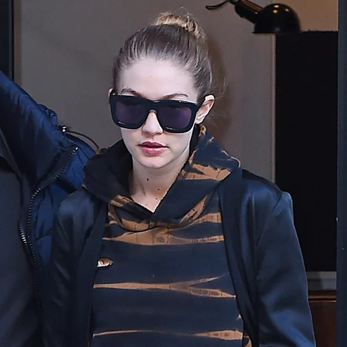 Το 2017 φόρα το δερμάτινο παντελόνι όπως η Gigi Hadid