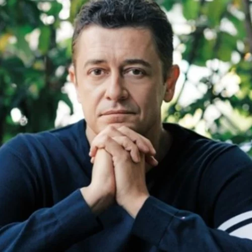 Αντώνης Σρόιτερ: Στολίζει το χριστουγεννιάτικο δέντρο αγκαλιά με την κόρη του