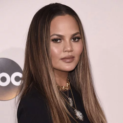 Chrissy Teigen: Δε θα πιστέψεις τι κρύβει στην ντουλάπα της