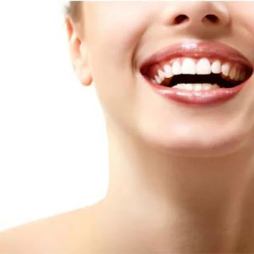 Άφθες στο στόμα: Γιατί εμφανίζονται και πότε είναι επικίνδυνες;