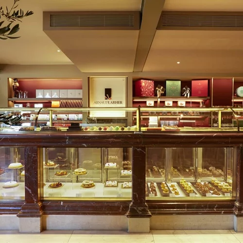 Μεγάλη Βρεταννία: Άνοιξε τις πόρτες του το ανακαινισμένο GB CORNER GIFTS & FLAVORS