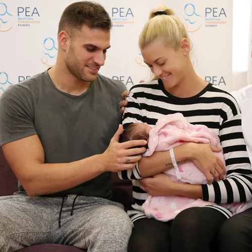 Βάσω Κολλιδά - Γιάννης Εμμανουηλίδης: Οι τρυφερές φωτογραφίες με το μωράκι τους μέσα από το μαιευτήριο