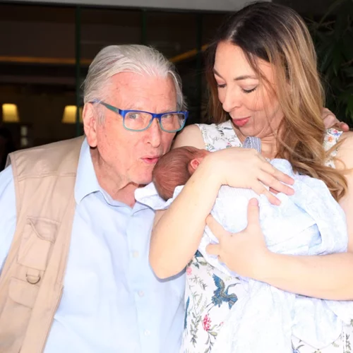 Κώστας Βουτσάς - Αλίκη Κατσαβού: Βάφτισαν τον γιο τους, Φοίβο! (βίντεο)