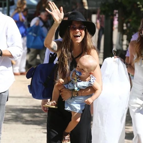 Σοφία Καρβέλα: Βόλτα στην Νέα Υόρκη με εκκεντρικό στυλ