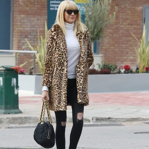 Σάσα Σταμάτη: Βόλτα στη Γλυφάδα με casual look