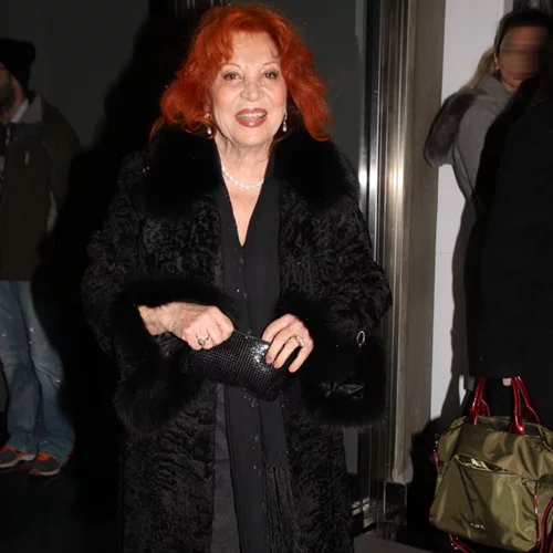 Χρυσούλα Διαβάτη: Στο θέατρο με την κούκλα εγγονή της