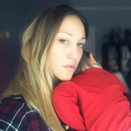 Πηνελόπη Αναστασοπούλου: Η συμβουλή που ζητά από τις μαμάδες για την κόρη της