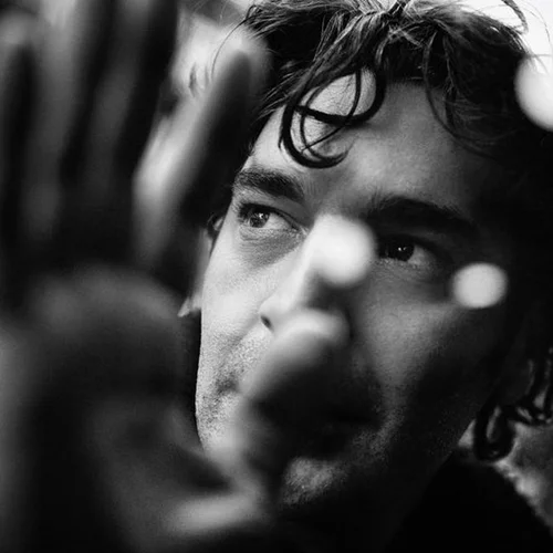 Χριστόφορος Παπακαλιάτης: Ποζάρει για τον φωτογραφικό φακό του Νίκου Αλιάγα