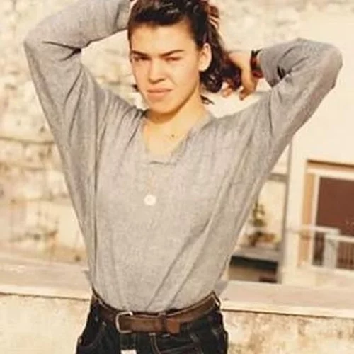 Αναγνωρίζεις το νεαρό κορίτσι της φωτογραφίας;