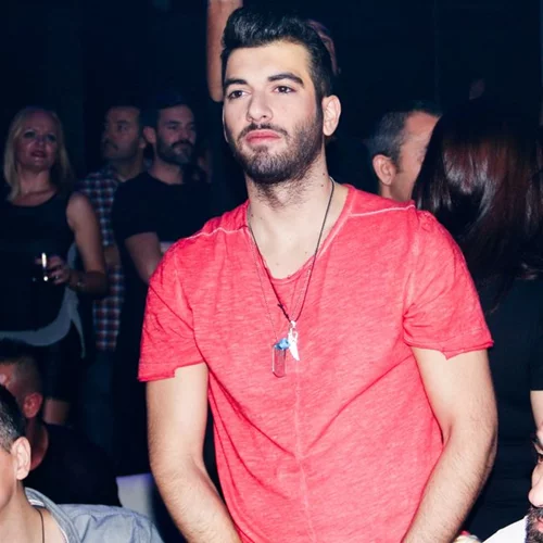 Γνωστός ηθοποιός: «Καμαρώνω που ο Μάνος Ιωάννου φιλάει την γυναίκα μου»