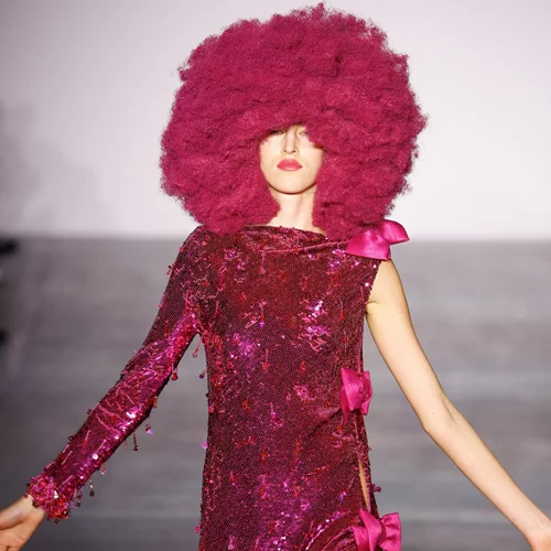 Τα 9 looks της πασαρέλας που ΔΕΝ θα φορέσουμε (κι ας μας τα χάριζαν)