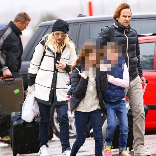 Ελένη Μενεγάκη - Μάκης Παντζόπουλος: Στο αεροδρόμιο με προορισμό τις Σεϋχέλλες