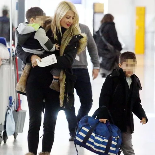 Φαίη Σκορδά: Πού την εντόπισε ο φωτογραφικός φακός μαζί με τα παιδιά της;