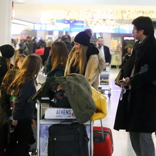 Ελένη Πετρουλάκη - Ίλια Ίβιτς: Απόδραση με τις τέσσερις κόρες τους