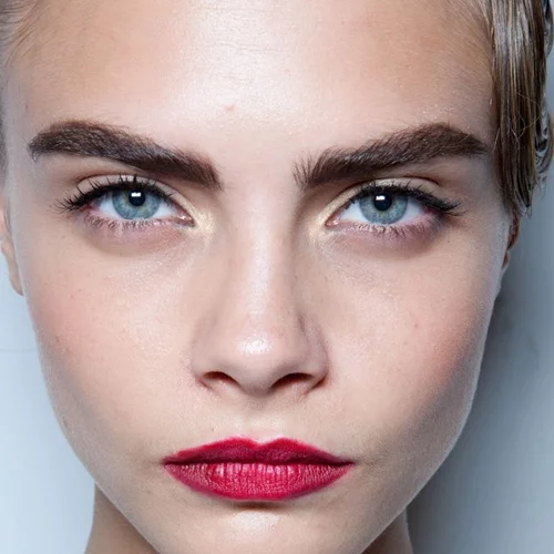 Πώς άλλαξε το σχήμα των φρυδιών μας τα τελευταία 100 χρόνια