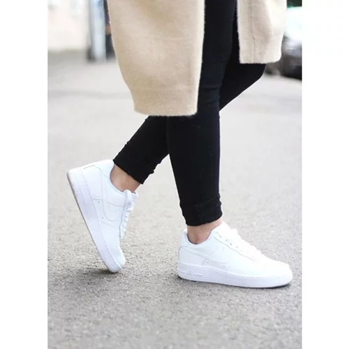 9 tips για να διατηρείς καθαρά τα λευκά sneakers σου