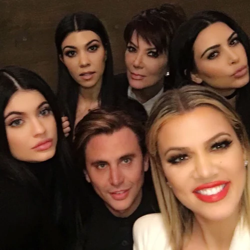 Δεν φαντάζεσαι ποιο ακόμα μέλος της οικογένειας Jenner θα κυκλοφορήσει δική της σειρά μακιγιάζ