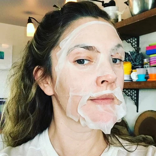 Sheet masks | Τι είναι και γιατί ορκίζονται σε αυτό όλες οι celebs