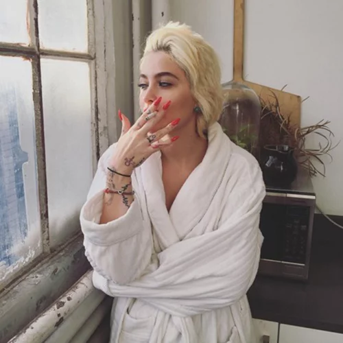 Paris Jackson: Δηλώνει "απίστευτα προσβεβλημένη" από την τηλεοπτική αναπαράσταση του πατέρα της